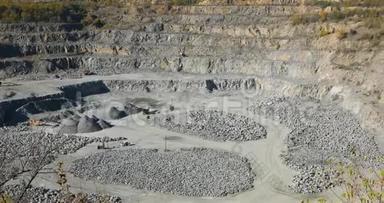 大型露天铁矿石采石场，大型采石场全景图，采石场设备，露天矿工作过程，采石场